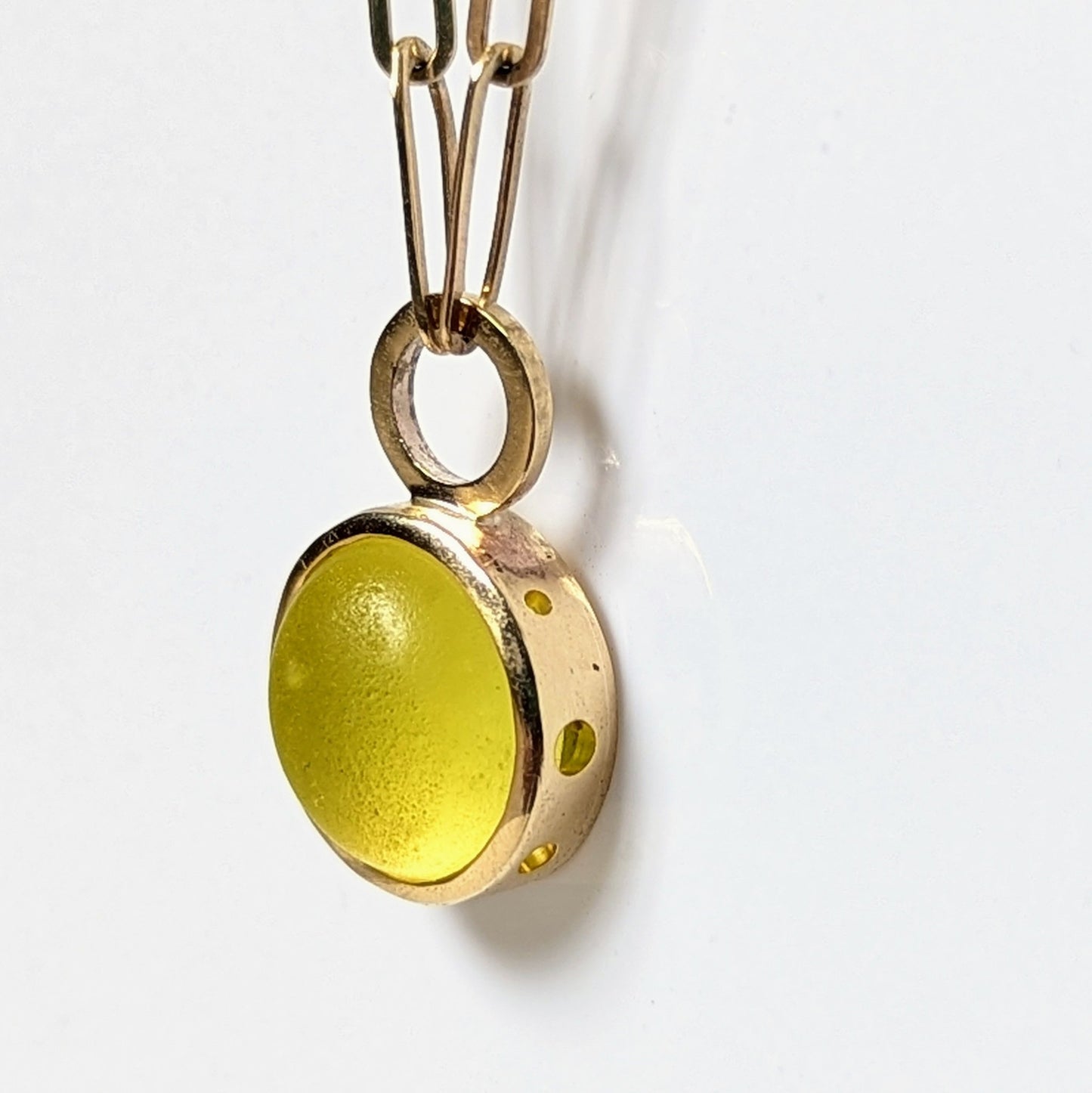 Side detail of Rare Yellow Sea Glass Paperclip Necklace in Solid 9ct Gold made by Booblinka Jewellery