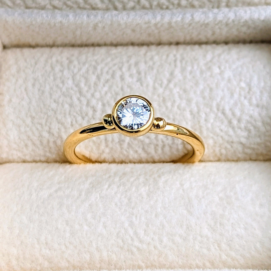 18ct gold engagement ring with diamond in a jewellery box