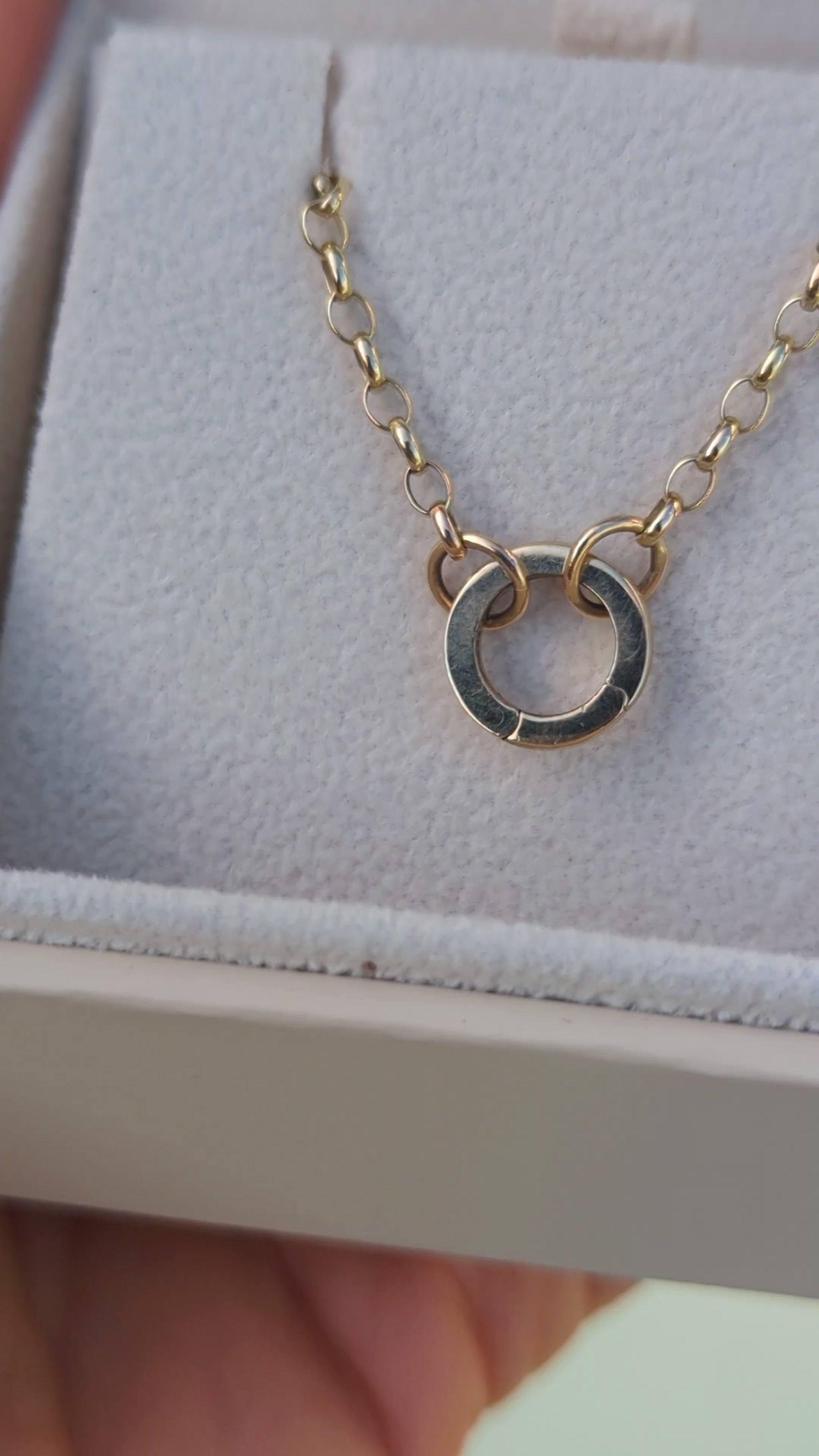 Video of gold chain with opening ring for pendants in an open jewellery box